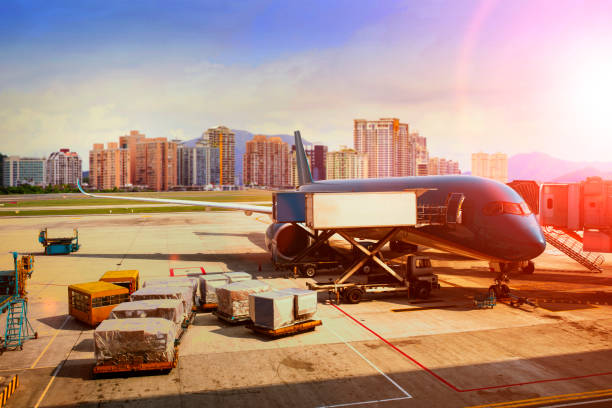 załadunek samolotów towarowych dla branży logistycznej i transportowej - commercial airplane airplane cargo airplane runway zdjęcia i obrazy z banku zdjęć