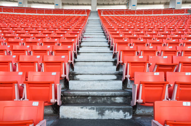 assentos alaranjados vazios no estádio, fileiras da passagem do assento em um estádio de futebol - sports venue - fotografias e filmes do acervo