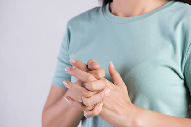 healthcare and medical concept. close up woman cracking knuckles. - knuckle imagens e fotografias de stock