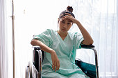 asiatische-frauen-patientin-im-rollstuhl-und-sie-hat-kopfschmerzen-in-einem-krankenhaus.jpg?b=1&amp;s=170x170&amp;k=20&amp;c=uXEs1OUEbJ4jUK4So1LBwZFCVyfwuTL-MBaAZjoNeW0=