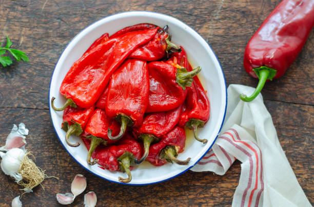 pimienta roja a la parrilla en el plato blanco - pimiento rojo fotografías e imágenes de stock