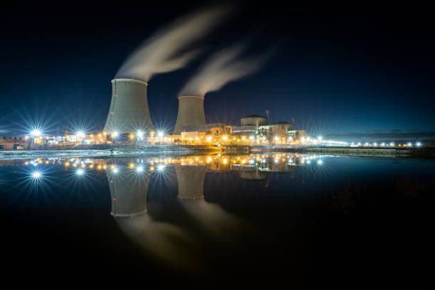 일몰 중 원자력 발전소 - environment risk nuclear power station technology 뉴스 사진 이미지