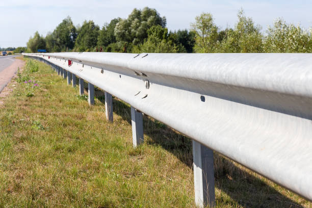 stalowe belki bariery drogowej zderzenia na poboczu jezdni - crash barrier obrazy zdjęcia i obrazy z banku zdjęć