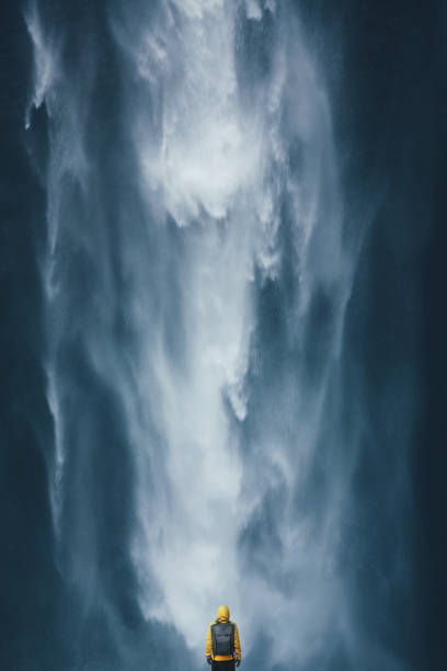 chute d'eau majestueuse - waterfall iceland landscape stream photos et images de collection