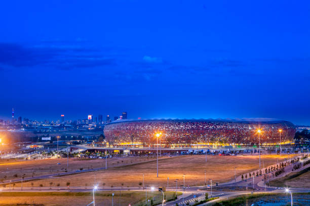 fnb-stadion mit johannesburg erduntergang - soccer city stock-fotos und bilder