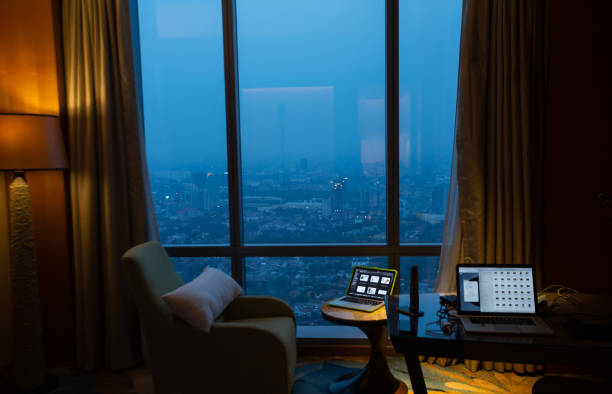 夜のホテルの部屋の中からメガポリス市の眺め。窓から素晴らしい眺め。 - downtown manhattan 写真 ストックフォトと画像