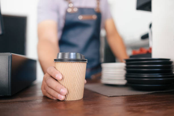 młody właściciel kawiarni klienta usług kawy. - coffee coffee cup take out food disposable cup zdjęcia i obrazy z banku zdjęć