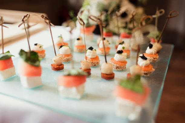 canapés do casamento - canape appetizer gourmet salmon - fotografias e filmes do acervo