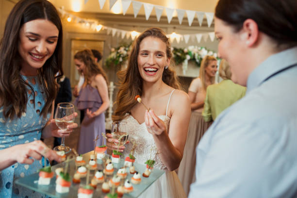 идеальный свадебный прием - wedding reception wine party women стоковые фото и изображения