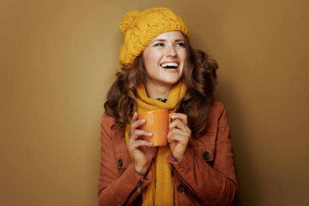 femme avec la tasse de latte de citrouille d'isolement sur le fond brun - beautiful smiling vegetable calcium photos et images de collection