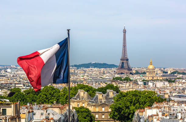 skyline paris with eiffel tower and french flag - french flag imagens e fotografias de stock