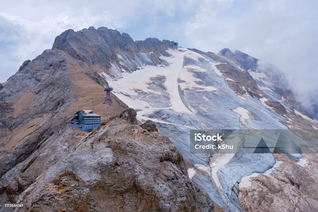 Ghiacciaio della Marmolada nelle Dolomiti italiane e Rifugio Serauta visto dalla via ferrata chiamata Eterna (Brigata di Cadore), in estate. - Foto stock royalty-free di Marmolada