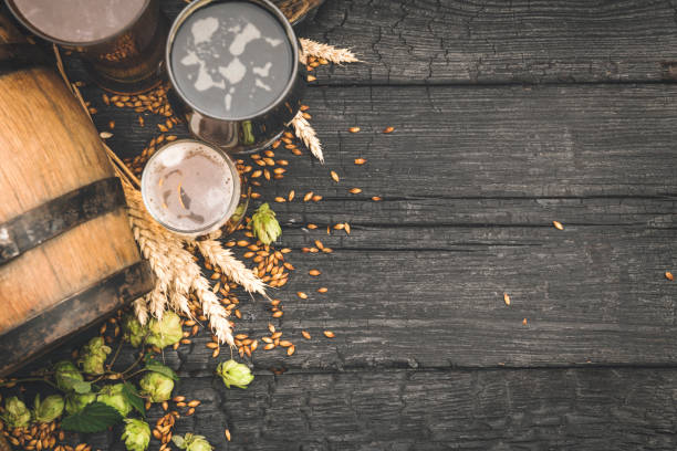 barrel and glass beer with brewing ingredients. - rustic beer brewery indoors imagens e fotografias de stock