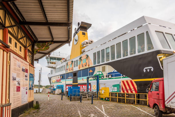 el colorido ferry a aeroe en la terminal portuaria de svendborg - aeroe fotografías e imágenes de stock