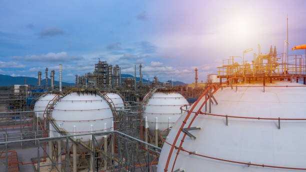 промышленные цистерны или сферические резервуары для нефтехимического завода, нефть и газовое топливо на нефтеперерабатывающем заводе, р� - liquefied natural gas стоковые фото и изображения