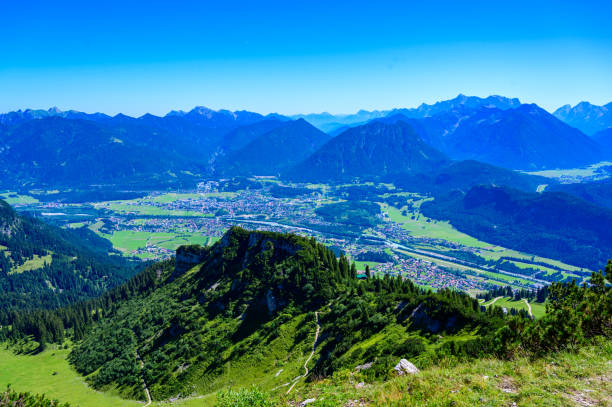 splendido scenario montano a reutte in alpi, tirolo, austria. - hahnenkamm foto e immagini stock