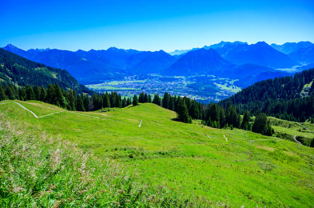 beautiful mountain scenery at reutte in alps, tyrol, austria. - hahnenkamm imagens e fotografias de stock