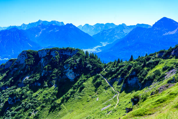 splendido scenario montano a reutte in alpi, tirolo, austria. - hahnenkamm foto e immagini stock