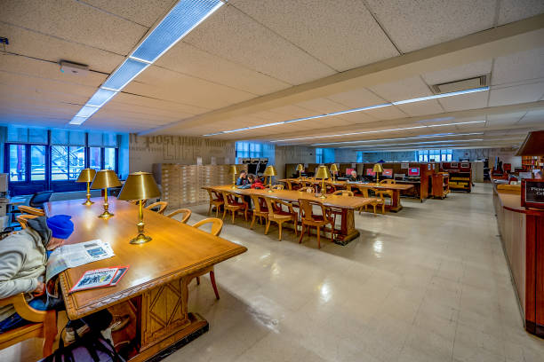 sala de leitura da biblioteca pública de new york em new york city, eua - new york city new york public library indoors bookshelf - fotografias e filmes do acervo