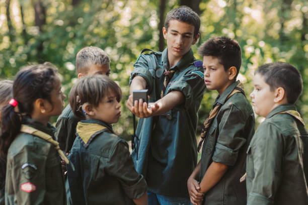 15 ans boy scout enseigner garçons et filles comment utiliser la boussole - 13 14 years teenager 14 15 years child photos et images de collection