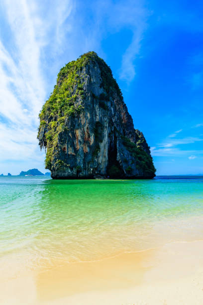 ao phra nang beach - thai traditional wooden longtail boat on railay peninsula in front of limestone karst rocks, close to ao nang, krabi province, andaman sea, thailand - phuket province beach blue cliff imagens e fotografias de stock