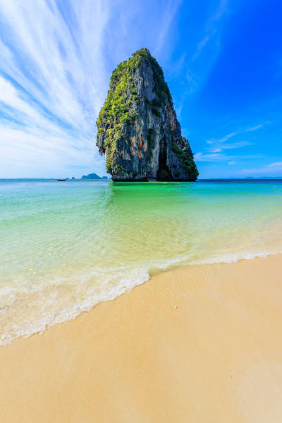 ao phra nang beach - тайская традиционная деревянная длиннохвостая лодка на полуострове райлай перед известняковыми карстовыми скалами, недалеко � - phuket province beach blue cliff стоковые фото и изображения