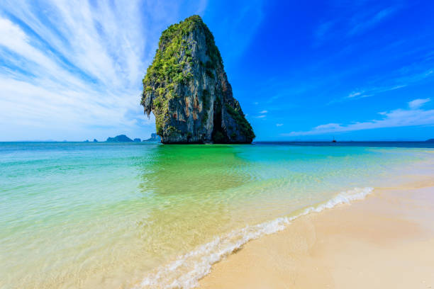 ao phra nang beach - тайская традиционная деревянная длиннохвостая лодка на полуострове райлай перед известняковыми карстовыми скалами, недалеко � - phuket province beach blue cliff стоковые фото и изображения