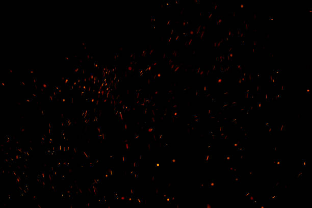 des étincelles chaudes rouges brûlantes volent du grand feu dans le ciel de nuit. beau fond abstrait sur le thème du feu, de la lumière et de la vie. - sparks photos et images de collection