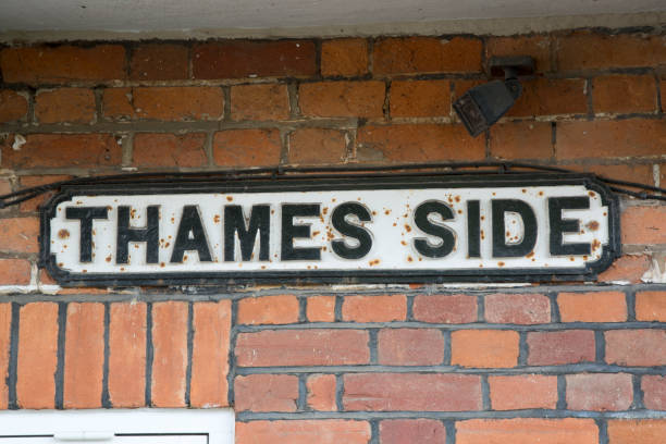 istock Thames Side Street Sign 1173585594