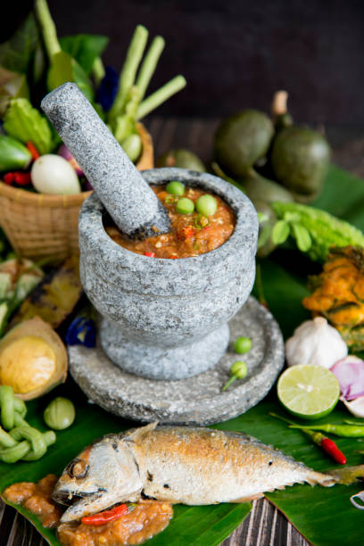 smażona makrela z sosem z pasty krewetki i warzywami ustawionymi na tle drewna, tajskie jedzenie, selektywne skupienie. - thai culture food ingredient set zdjęcia i obrazy z banku zdjęć