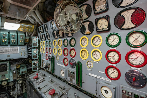 panneau de jauges dans la salle de contrôle - submarine navy usa military photos et images de collection