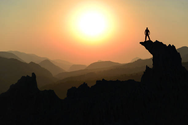 conquistas de pessoas fortes, orgulhosas e profissionais nas montanhas - rock norway courage mountain - fotografias e filmes do acervo