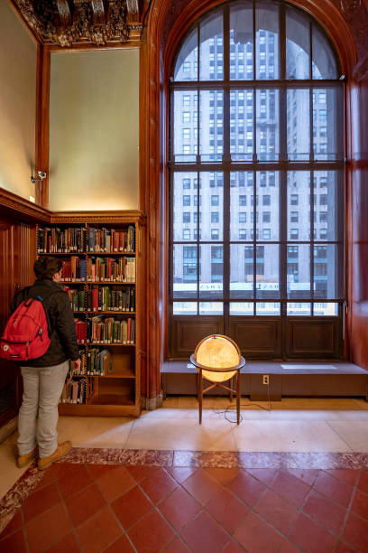 sala de leitura da biblioteca pública de new york em new york city, eua - new york city new york public library indoors bookshelf - fotografias e filmes do acervo