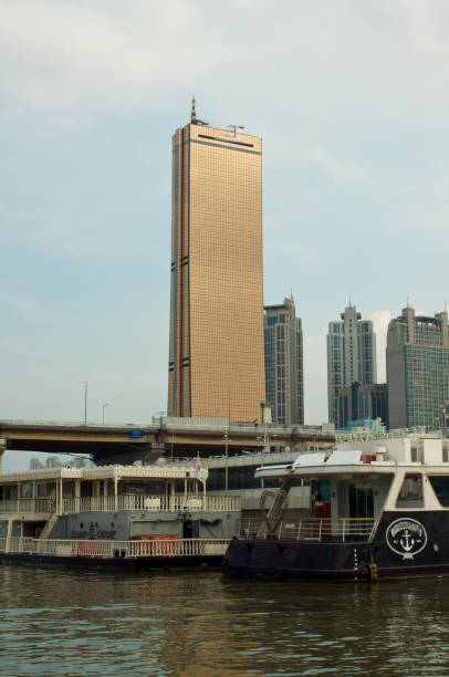 vista al edificio 63 desde el río hang - hangang beach fotografías e imágenes de stock