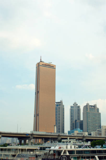 vista al edificio 63 desde el río hang - hangang beach fotografías e imágenes de stock