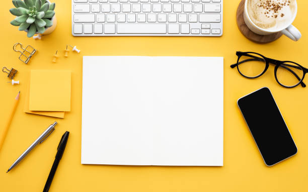 bloc de notas en blanco con accesorios de oficina. motivación empresarial, conceptos de inspiración - palmtop fotografías e imágenes de stock