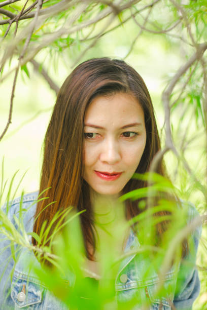 istock A woman standing under the leaf 1173599982