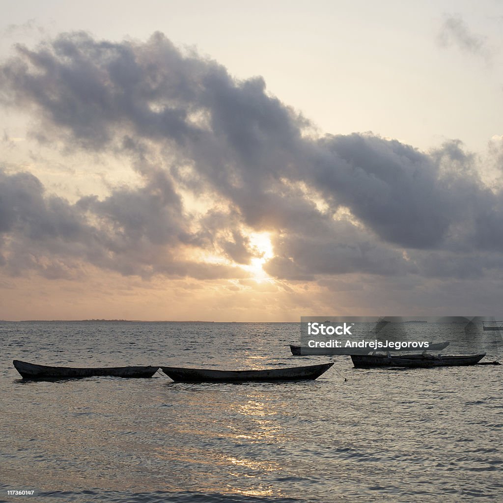 Les bateaux à voiles attendre l'aube - Photo de Afrique libre de droits