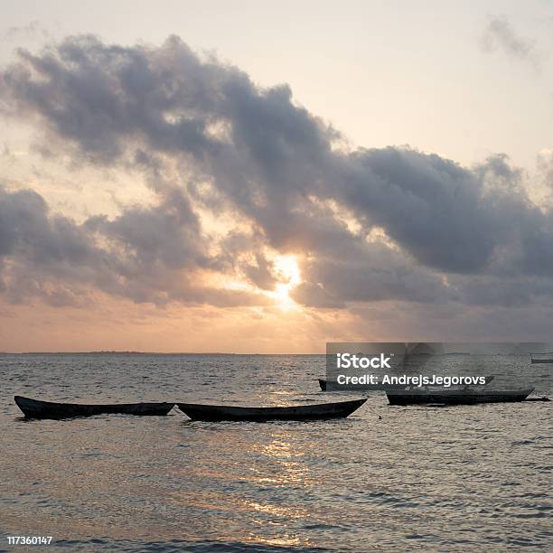 Photo libre de droit de Les Bateaux À Voiles Attendre Laube banque d'images et plus d'images libres de droit de Afrique - Afrique, Aube, Boutre