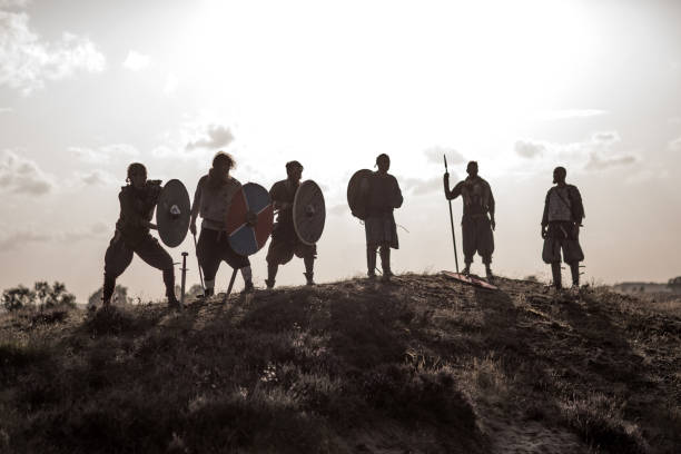 un trésor d'arme brandissant des guerriers vikings dans les hautes terres - sol caractéristiques dune construction photos et images de collection
