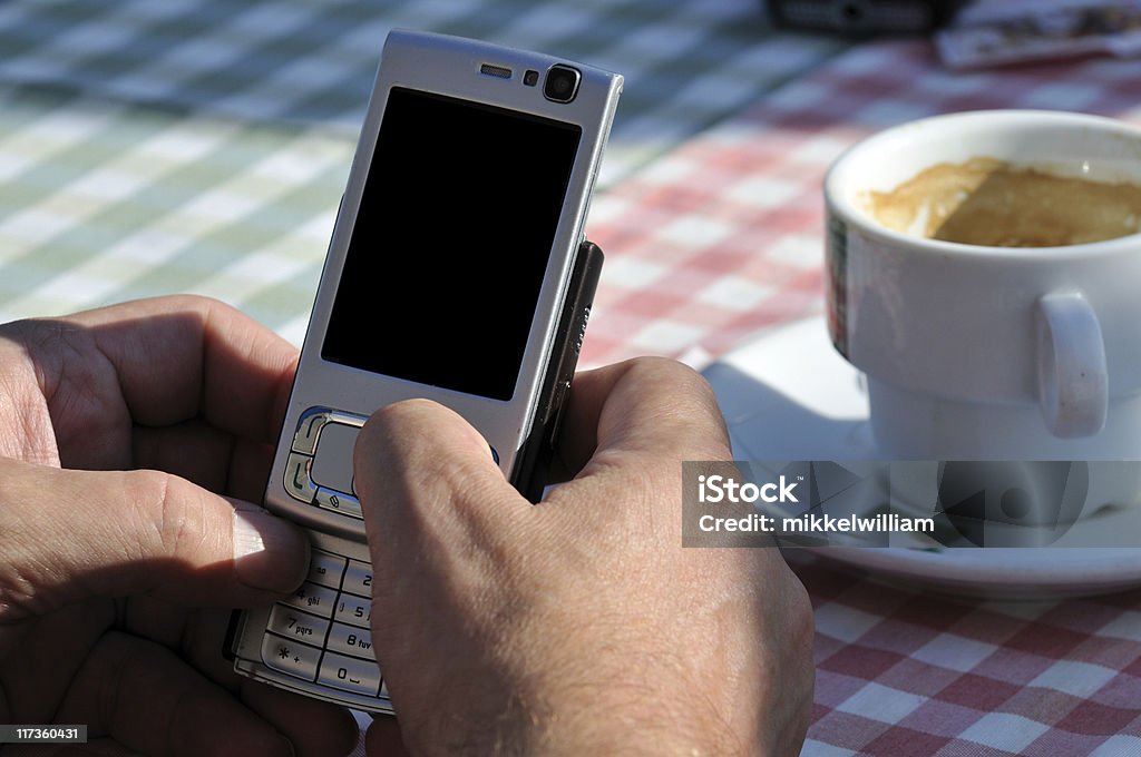 Человек тексты по телефону, без Сенсорный экран - Стоковые фото WAP роялти-фри