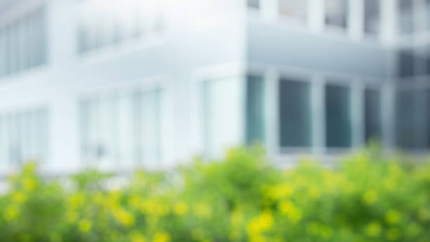 borroso de pared de cristal de edificio de arquitectura y jardín de flores. para el uso de diseño visual clave - town of gray fotografías e imágenes de stock