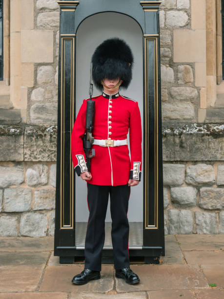 soldato di guardia inglese che pattuglia a londra - vigilanza tower foto e immagini stock