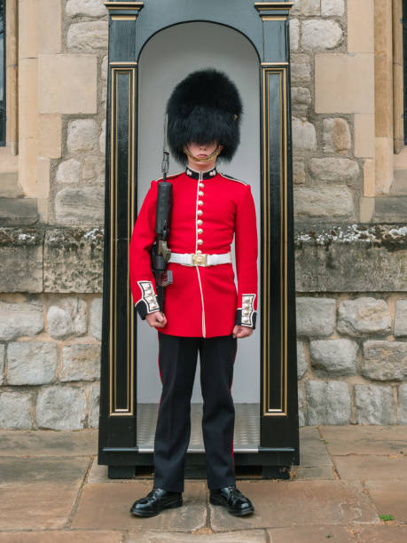 soldado de guarda inglês patrulhando em londres - london england honor guard british culture nobility - fotografias e filmes do acervo