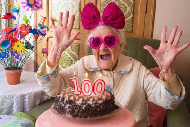 gâteau d'anniversaire de 100 ans à la vieille femme - 110 photos et images de collection