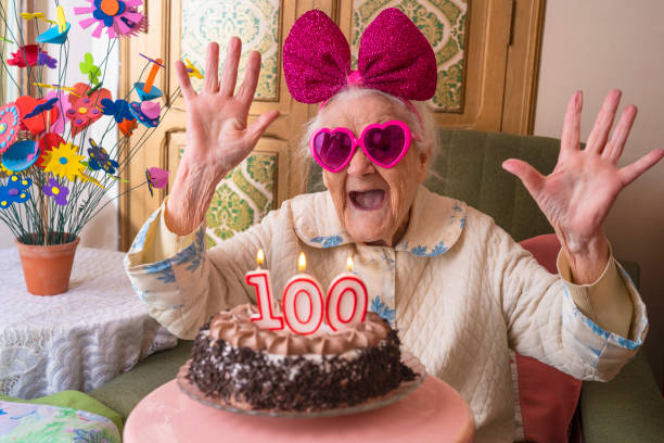 100 anos de bolo de aniversário velho à mulher adulta - arms outstretched fotos - fotografias e filmes do acervo