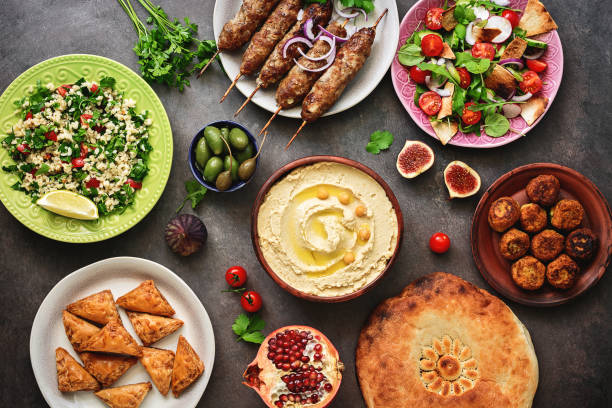 table de dîner traditionnelle du moyen-orient ou arabe. de la nourriture halal. vue du haut, plat laïc. - cuisine turque photos et images de collection