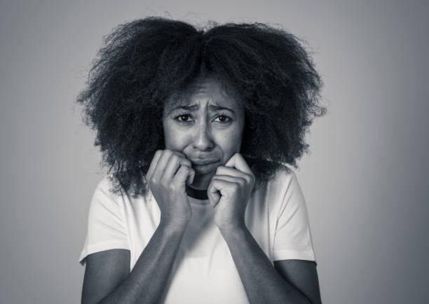 porträt von verängstigten und schockierten afroamerikanischen frauen, die angst machen, angstgesten. sie schaut erschrocken und bedeckt sich selbst. kopieren sie den speicherplatz. in negativem menschlichen ausdrucks- und emotionskonzept. - disgust women african ethnicity human face stock-fotos und bilder