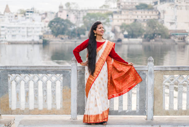 ピコラ湖、ウダイプル、ラジャスタン、インドの前で伝統的なドレスで長い髪を持つインドの若い女性。 - lake asia young women beautiful people ストックフォトと画像