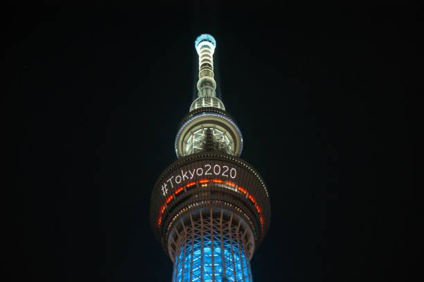 der skytree-turm wird nachts beleuchtet und kündigt die olympischen spiele von tokio 2020 mit einem hashtag an. - tokyo sky tree fotos stock-fotos und bilder